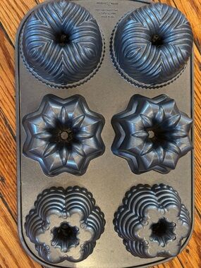 Nordic Ware Metallic Blue 6-Cavity Mini Bundt Pan